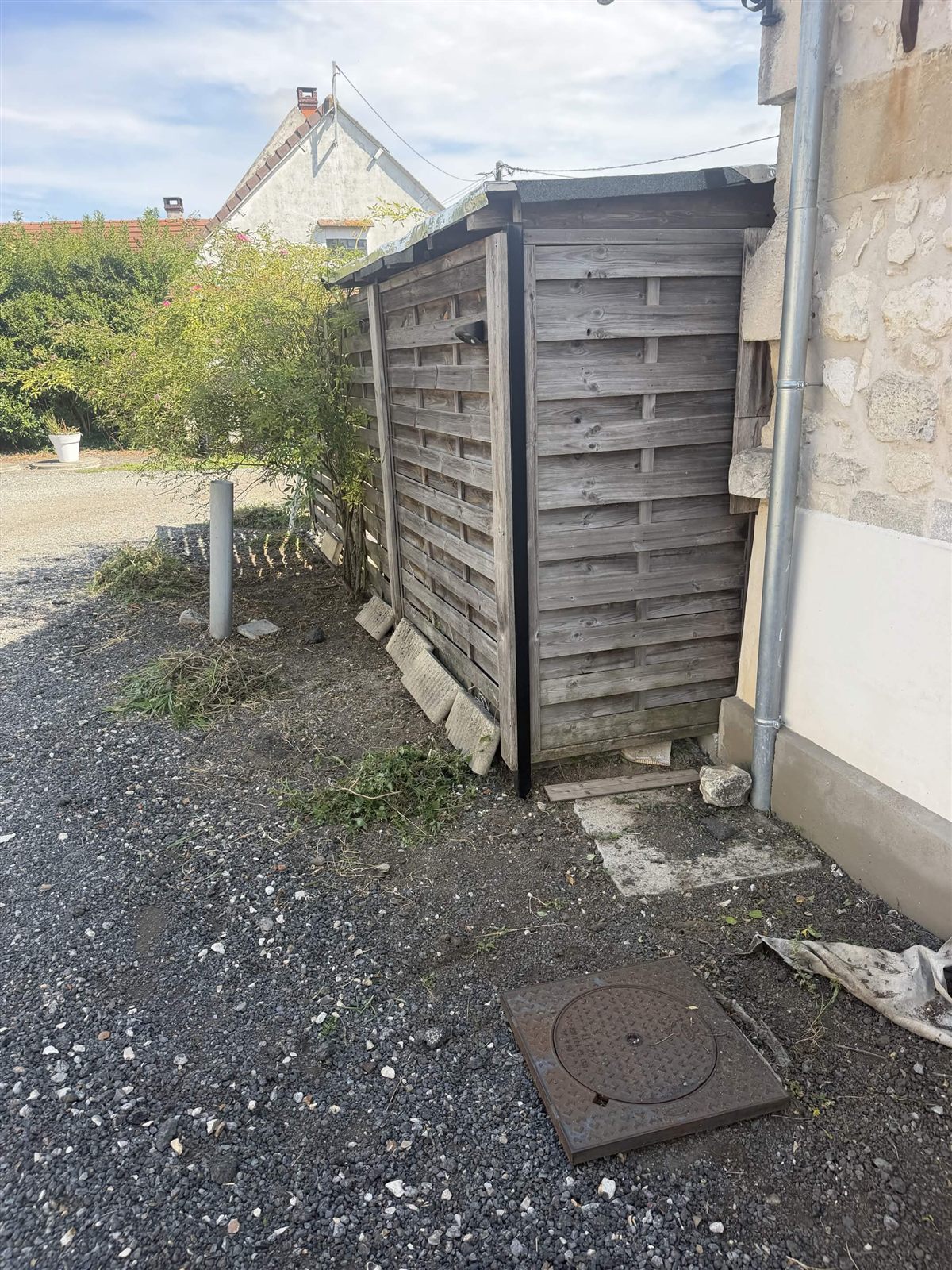 Pied de l’abri propre après désherbage