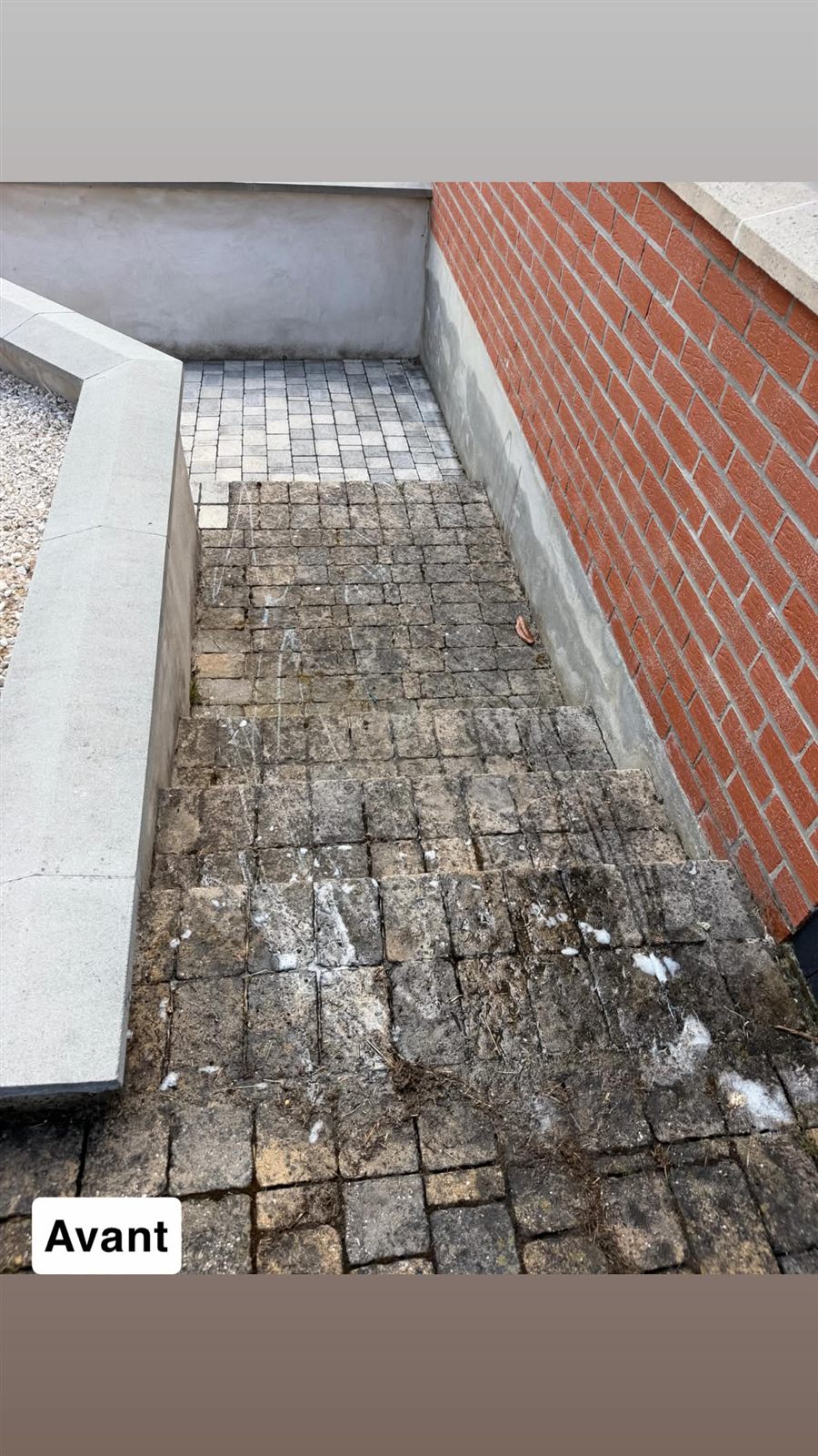 Escalier pavé encrassé avant nettoyage