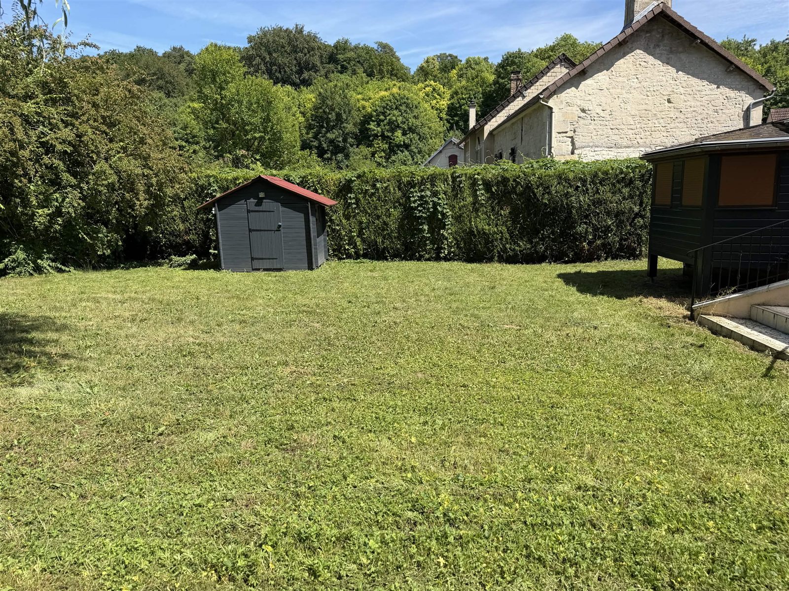 Jardin tondu et dégagé après la remise en état