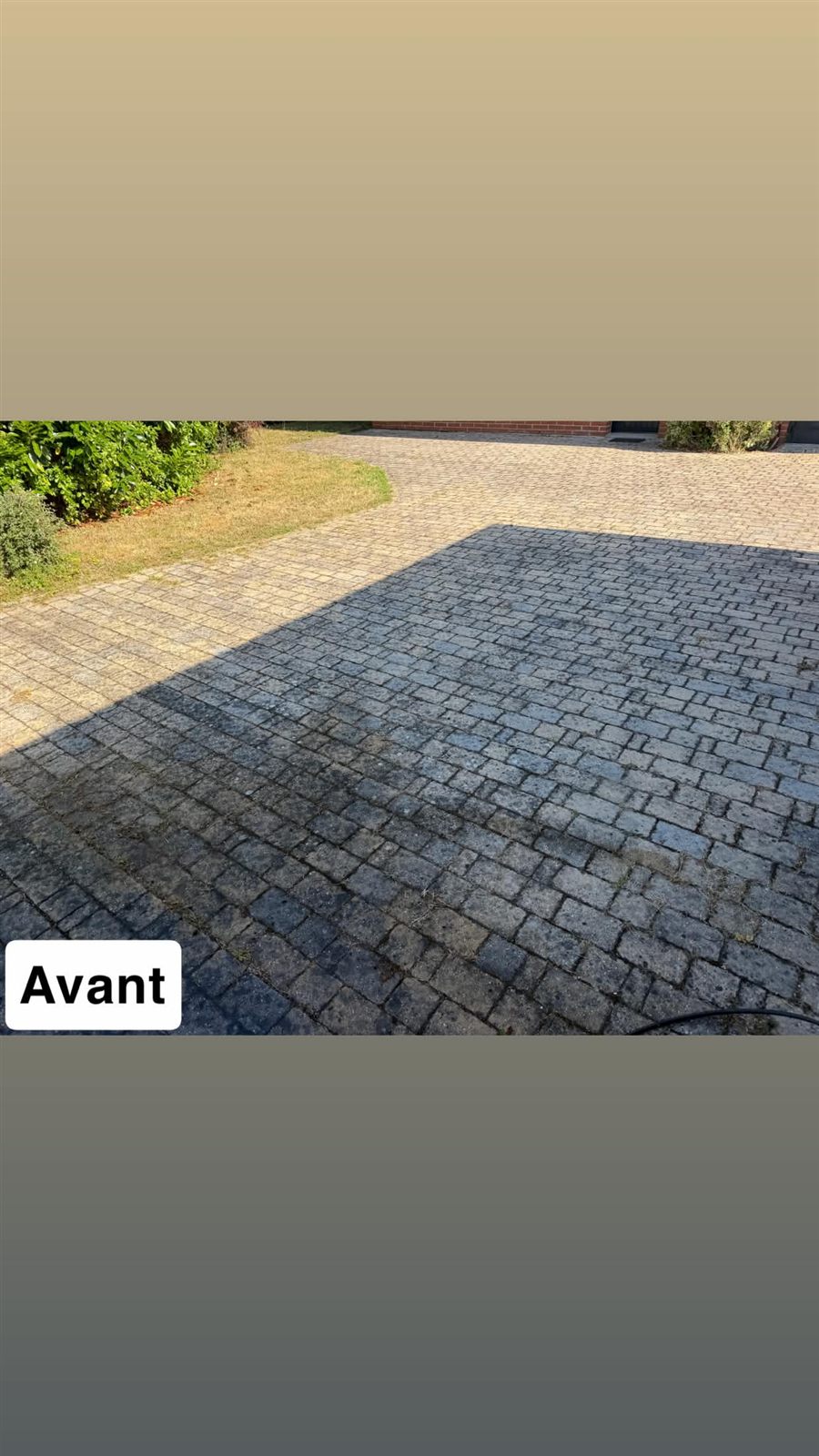 Cour pavée encrassée avant nettoyage